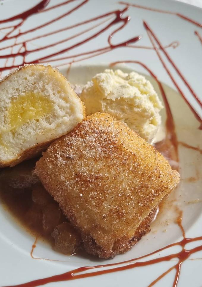 Una foto de Rollitos de torrija con crema pastelera y compota de manzana
