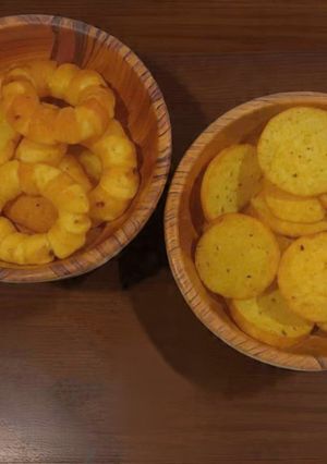 A picture of Two types of potato chips.