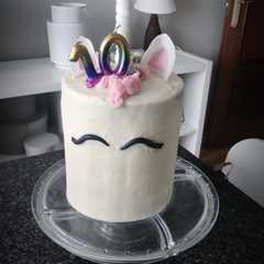 Una foto de Tarta de Unicornio arcoíris (layer cake)