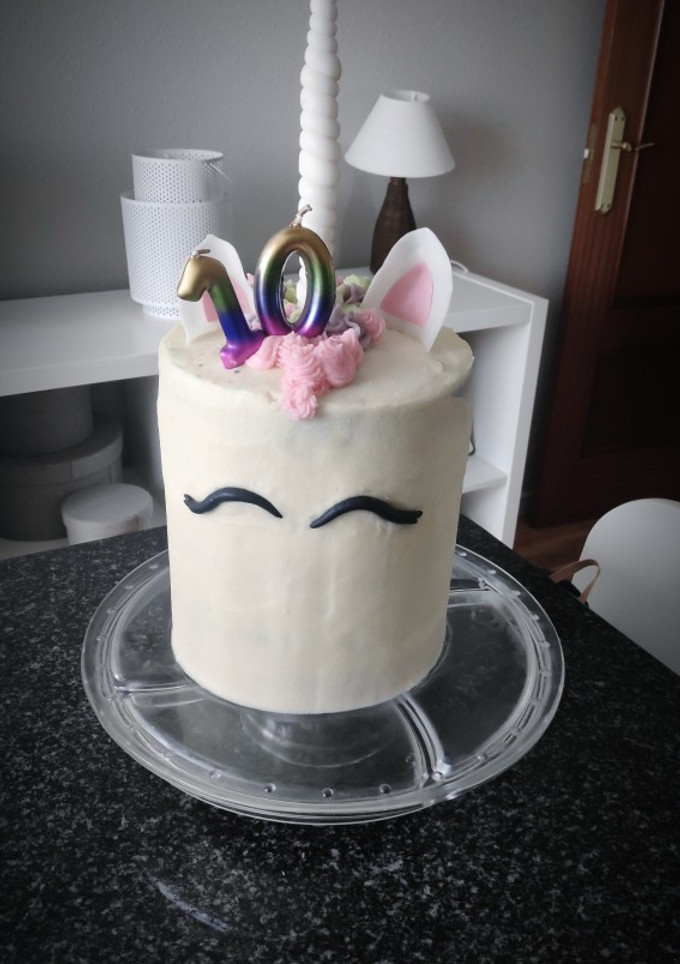 Una foto de Tarta de Unicornio arcoíris (layer cake)