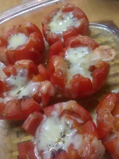 Una foto de Tomates con mantequilla de albahaca