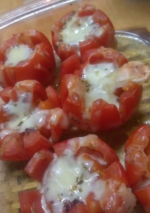 Una foto de Tomates con mantequilla de albahaca