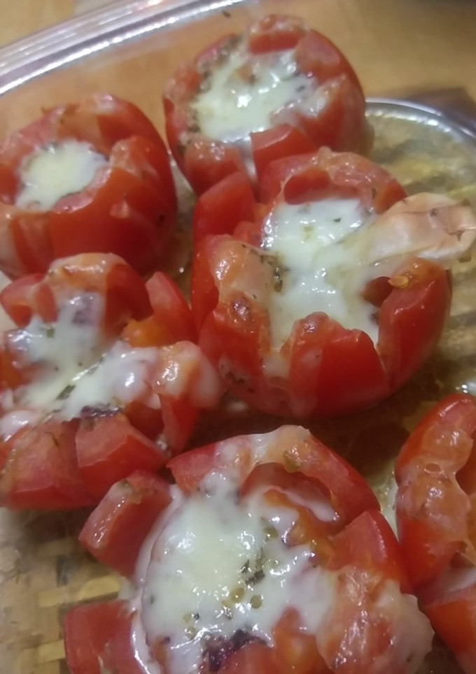 Una foto de Tomates con mantequilla de albahaca