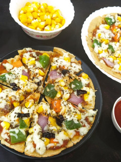 वेज पिज़्ज़ा (veg pizza recipe in Hindi) रेसिपी मुख्य फोटो