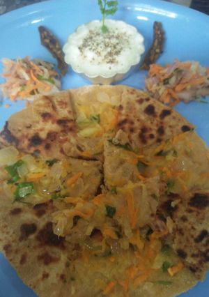 गाजर मूली पराठा (Gajar mooli paratha recipe in Hindi) रेसिपी मुख्य फोटो