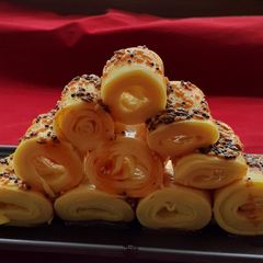 A picture of Khandvi.