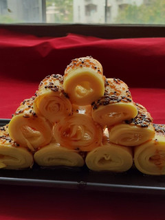 A picture of Khandvi.