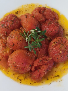 Una foto de Tomates de colgar confitados en aove y aromáticas