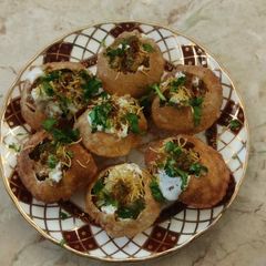 A picture of Dahi puchka.