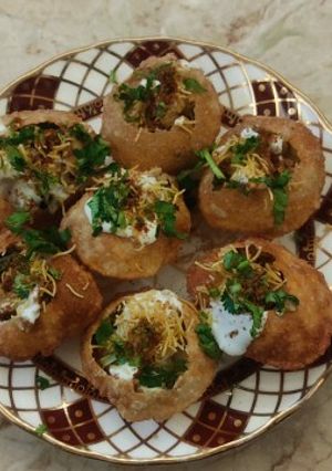 A picture of Dahi puchka.