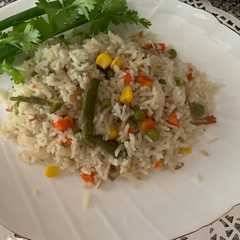 Una foto de Arroz con vegetales recuerdo de mi infancia