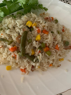 Una foto de Arroz con vegetales recuerdo de mi infancia