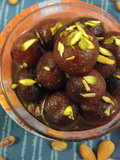 गुलाब जामुन (gulab jamun recipe in Hindi) रेसिपी मुख्य फोटो