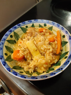 Una foto de Arroz guacho con costilla cerdo y alitas de pollo