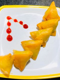 मूंग की दाल के मिनी समोसे (Moong Dal ke mini Samose recipe in hindi) रेसिपी मुख्य फोटो