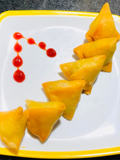 मूंग की दाल के मिनी समोसे (Moong Dal ke mini Samose recipe in hindi) रेसिपी मुख्य फोटो