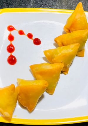 मूंग की दाल के मिनी समोसे (Moong Dal ke mini Samose recipe in hindi) रेसिपी मुख्य फोटो