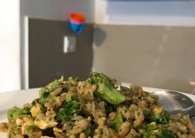 Ini dia! Cara mudah membuat Nasi Goreng Organic Brown Rice Brokoli Saus Tiram yang menggugah selera