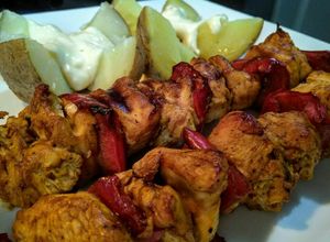 Una foto de CHUZOS (brochetas, pinchos) de Pollo, Pimiento y Txistorra...!
