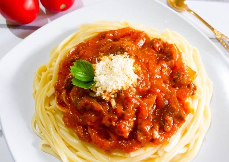 Spaghetti Bolognese (Homemade Sauce)