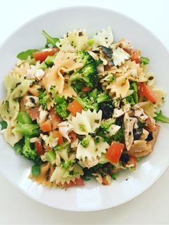 Una foto de Ensalada de pasta, pollo y brócoli