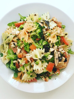 Una foto de Ensalada de pasta, pollo y brócoli