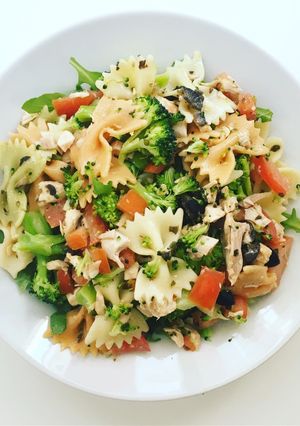 Una foto de Ensalada de pasta, pollo y brócoli