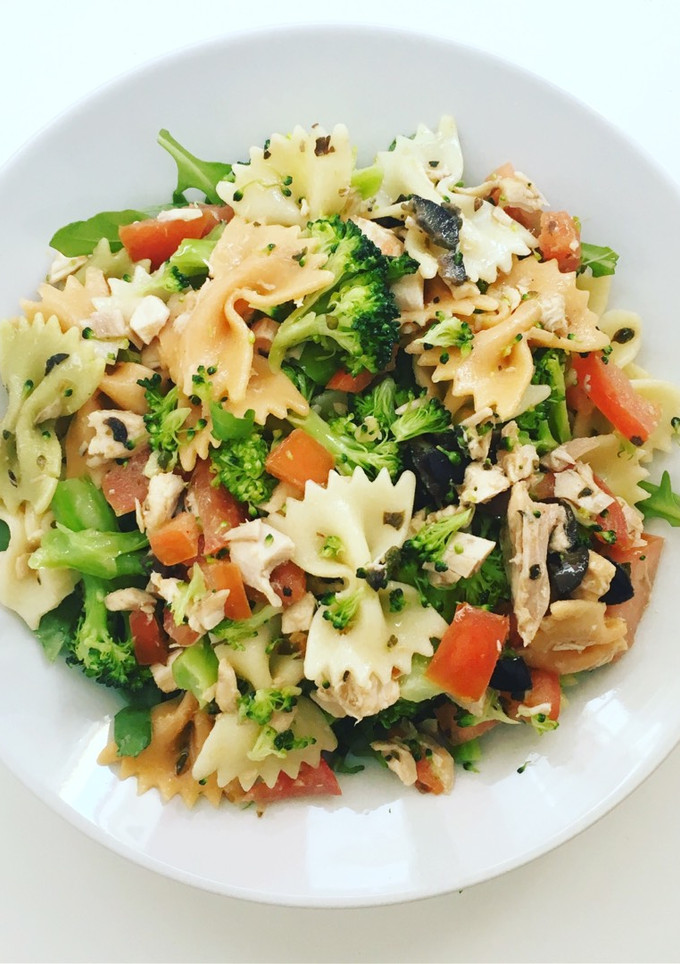 Una foto de Ensalada de pasta, pollo y brócoli