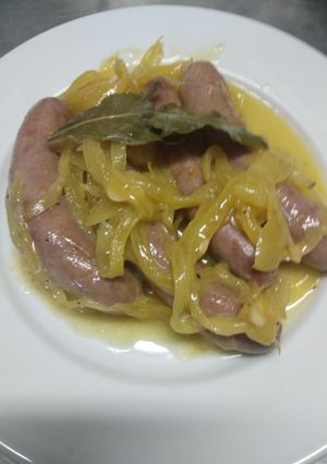 Una foto de Salchichas con vino y cebolla
