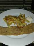 Bistec empanado con patatas fritas deliciosas