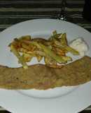 Bistec empanado con patatas fritas deliciosas