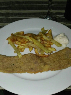 Una foto de Bistec empanado con patatas fritas deliciosas