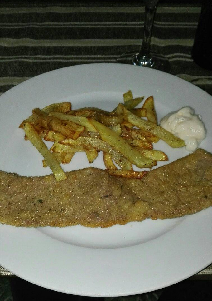 Una foto de Bistec empanado con patatas fritas deliciosas