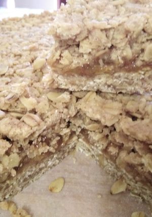 รูปของ Healthy Oatmeal Jam Crumb Bars | โอ๊ตบาร์แยม