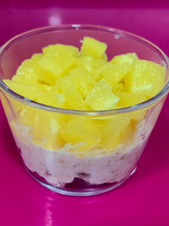 Una foto de Overnight oat de piña colada (avena trasnochada)