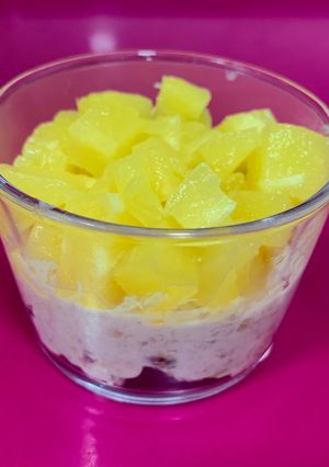 Una foto de Overnight oat de piña colada (avena trasnochada)