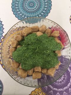 Una foto de Ñoquis integrales rellenos de queso con salsa de espinaca