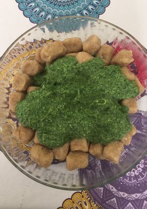 Una foto de Ñoquis integrales rellenos de queso con salsa de espinaca