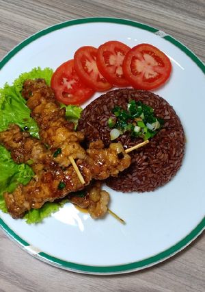 Hình của món Cơm gạo lứt & thịt xiên que áp chảo Teriyaki.