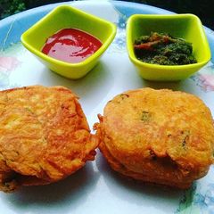 A picture of Bread pakoda.