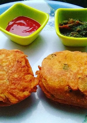 A picture of Bread pakoda.