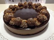 Una foto de tarta de crema de avellanas