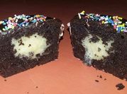 Una foto de muffins cacao con azucar impalpable