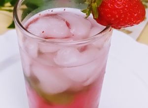 Una foto de Strawberry Mojito o Mojito de Frutilla