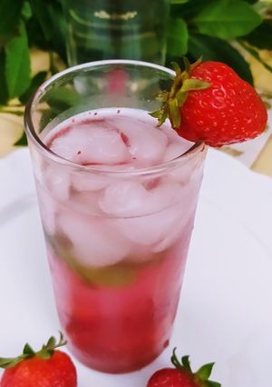 Una foto de Strawberry Mojito o Mojito de Frutilla