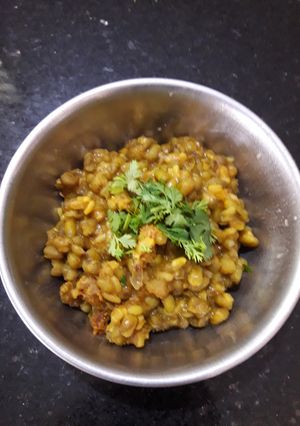 મસાલાવાળા વઘારેલા મગ (masala moong recipe in gujarati) રેસીપી મુખ્ય ફોટો