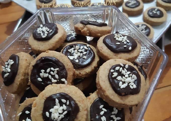 Kue kacang topping coklat