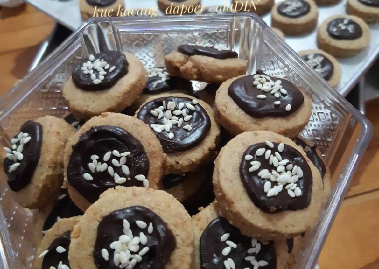 Siap Saji Kue kacang topping coklat Enak Sederhana