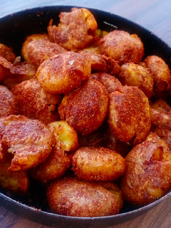 सिंधी आलू टुक(sindhi aloo tuk recipe in hindi) रेसिपी मुख्य फोटो