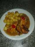 Pechuga de pollo rellena en salsa de caramelo y almendras con papas noisettes